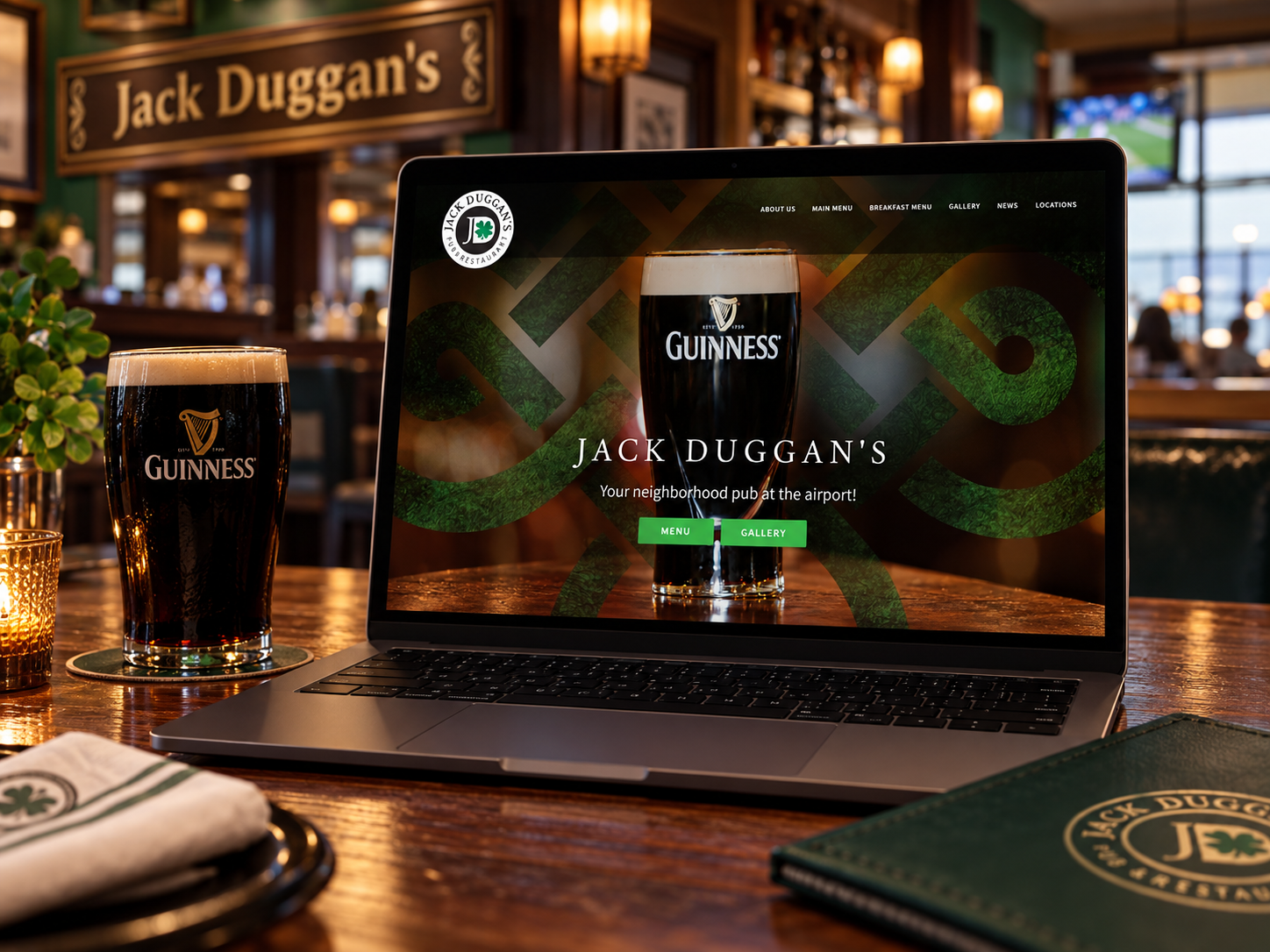Website do Jack Duggan's apresentado em um notebook dentro do pub